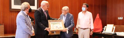 Rafael Botí Torres entrega el cuadro de su padre al alcalde de Manzanares