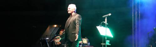Saludo de Víctor Manuel en el escenario de la plaza de toros