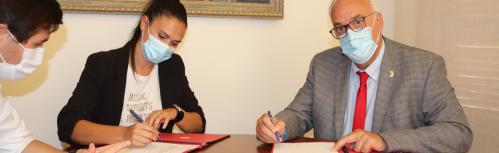 Estefanía Marchán y Julián Nieva durante la firma del convenio
