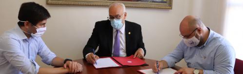 Del Salto junto al alcalde y al concejal de Deportes durante la firma del convenio