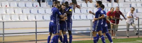 Sus compañeros abrazan a Julio tras marcar el segundo gol