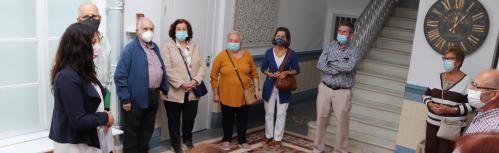 Prado Zúñiga recibe a uno de los grupos en el patio interior del museo