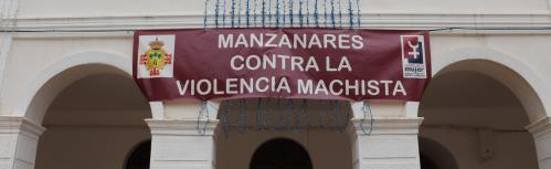 Pancarta conmemorativa en el exterior del salón de plenos