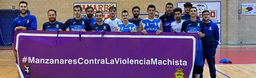 Plantilla del CB Opticalia manzanares con la pancarta morada del 25N