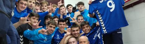 Jugadores del Manzanares CF juvenil celebrando su victoria frente al EFB La Roda Miguelitos Ruiz