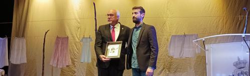 Julián Nieva recibió el galardón de manos de Manuel Sánchez-Migallón Parada