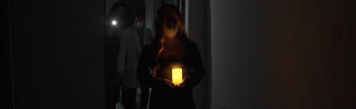 El público fue conducido hasta la sala de proyecciones en medio de una ambientación tenebrosa