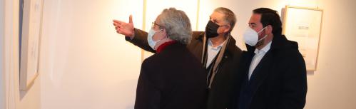 Serrano muestra su obra a Candi Sevilla y Pablo Camacho