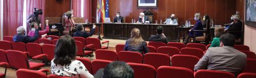 Momento en el que los ediles del Grupo Popular se abstienen en la votación