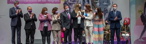 Ángeles Morales recibe el premio otorgado al Centro de la Mujer