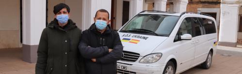 Mar Taviro y Óscar Martín junto a la furgoneta con la que viajarán a Ucrania