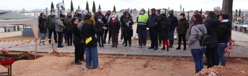 Asistentes al acto celebrado el sábado en el cementerio