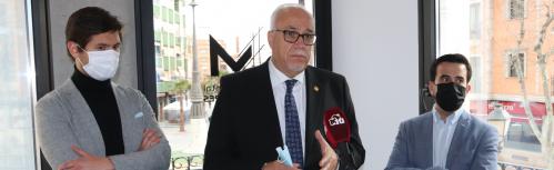Intervención del alcalde junto al concejal de Promoción Económica y a José Antonio Ruiz