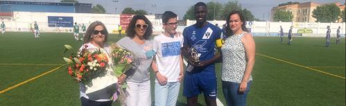 Mamadou recibe el trofeo 'José Ruiz-Peinado' 2022 (Fotografía: Radio Surco)