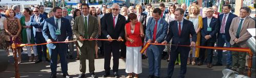 Autoridades durante el corte de cinta inaugural de Fercam 2022