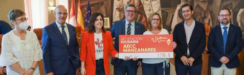 Entrega cheque a AECC Manzanares. Imagen: Diputación de CR