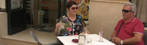 Una pareja toma un refrigerio en una heladería de Manzanares