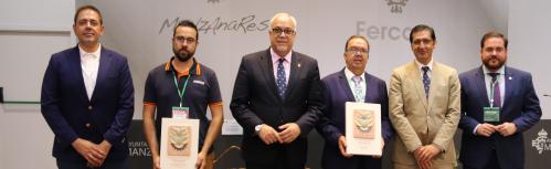 Autoridades junto a los ganadores de las medallas de oro