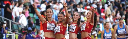 Sonia Molina celebra su 5º puesto con el relevo femenino 4x100m en el Mundial de Oregón 2022 (Fotografía: RFEA)