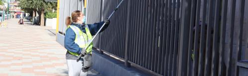 Personal de planes de empleo en labores de pintura