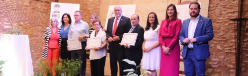 Homenajeados junto a representantes de la Corporación municipal