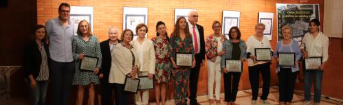 Alumnas reconocidas por sus más de 20 años en la UP junto a las autoridades