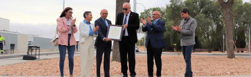 Entrega del acuerdo plenario por el que se da el nombre de Miguel Bellido Martín a esa calle