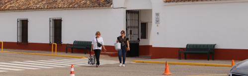Dos personas salen del cementerio de Manzanares