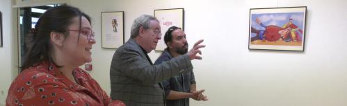Leticia Moya, coordinadora de la biblioteca, Candi Sevilla, concejal de Cultura, y Fabián Sotolongo, artista