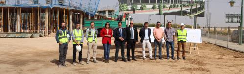 Autoridades y técnicos junto a las obras de pabellón