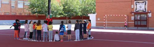 Alumnado de La Candelaria en clase de Educación Física en la nueva pista cubierta