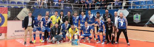 El equipo celebra el título con su afición en el pabellón de Valdepeñas