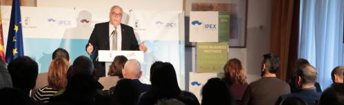 Julián Nieva se dirige a empresas e importadores