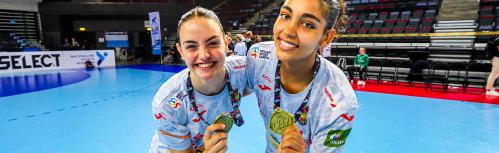 Esther Martín-Buro y Carmen Arroyo, campeonas del W19 EHF Championship (Fotografía: RFEB)