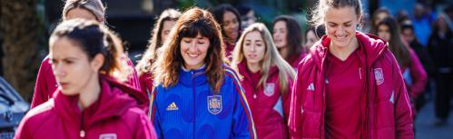 Blanca Romero junto a las jugadores de la Selección