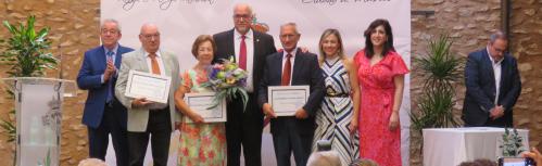 Los homenajeados posan junto al alcalde y miembros de la corporación municipal