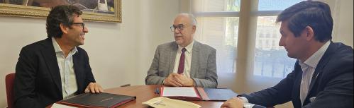 Reunión en el despacho de alcaldía para la firma del convenio
