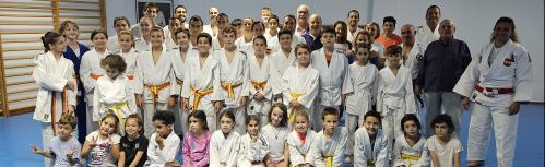 Foto conjunta de autoridades con alumnado y profesorado del Club de Judo