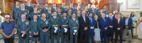 Representantes de la corporación municipal de Manzanares junto a efectivos de la Guardia Civil de Manzanares en la iglesia de la Asunción