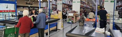 Interior del nuevo establecimiento Merkocash de Manzanares