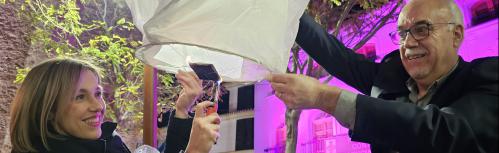 Laura Carillo y Julián Nieva lanzaron uno de los farolillos voladores de homenaje