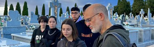 Momento de la actividad del IES Azuer en el cementerio municipal