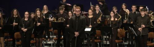 Saludo de la banda juvenil de formación con su director al frente