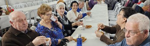 Chocolatada para personas mayores en la carpa