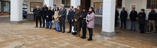 Representantes de la corporación municipal durante el minuto de silencio