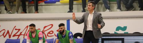 Juanlu Alonso da instrucciones durante el partido ante Osasuna Magna