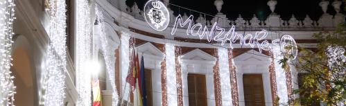 Fachada del Ayuntamiento de Manzanares con iluminación navideña