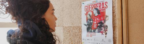 Carmen Arroyo en el pabellón del Nuevo Manzanares viendo el cartel del torneo