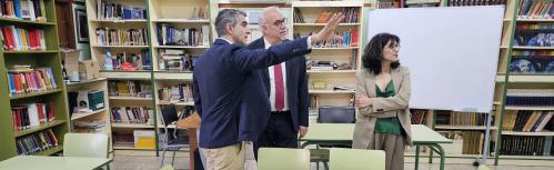 Julián Nieva y Paqui de la Cruz visitan la biblioteca del IES 'Azuer'