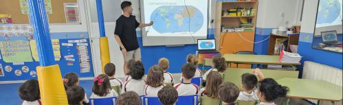 El alumnado más pequeño aprende detalles sobre Estados Unidos